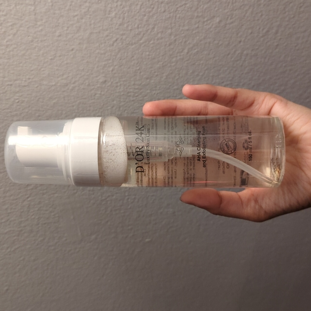 Cleansing and exfoliating foam